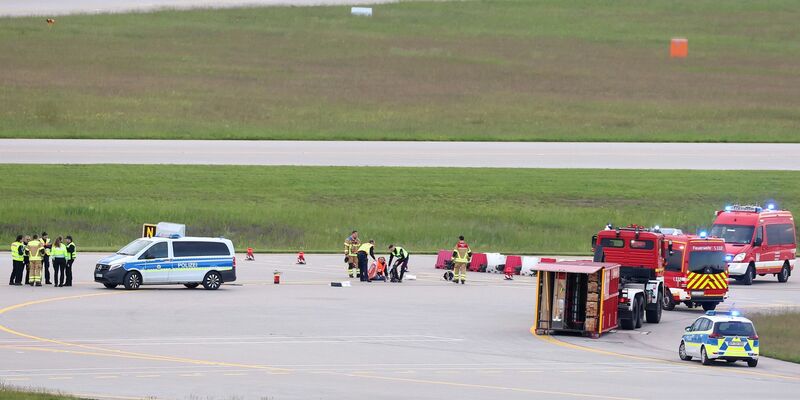 Polizei und Feuerwehr sind am Münchner Flughafen im Einsatz. - Foto: Karl-Josef Hildenbrand/dpa