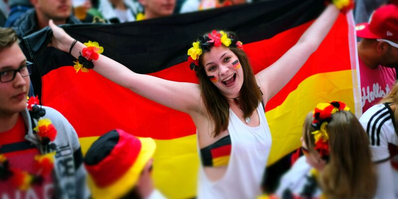 Fans feiern auf einer Public Viewing-Veranstaltung in Hannover. Einige Großstädte halten sich dieses Jahr beim offiziellen Public Viewing zurück. - Foto: Peter Steffen/Deutsche Presse-Agentur GmbH/dpa