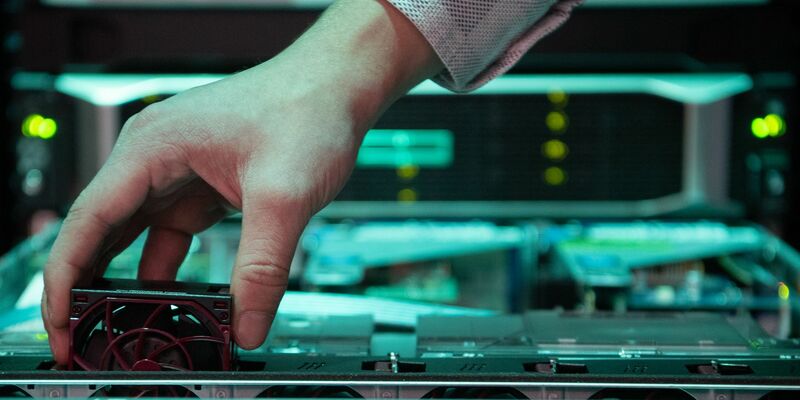 Die Zahl offener Stellen im Berufsfeld Informatik ist zum Vorjahr um ein Fünftel gesunken. - Foto: Marijan Murat/dpa