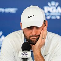 Scottie Scheffler gab nach der zweiten Runde der PGA Championship Auskunft über den Vorfall mit der Polizei. - Foto: Matt York/AP