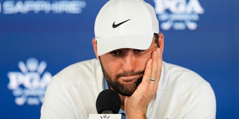 Scottie Scheffler gab nach der zweiten Runde der PGA Championship Auskunft über den Vorfall mit der Polizei. - Foto: Matt York/AP