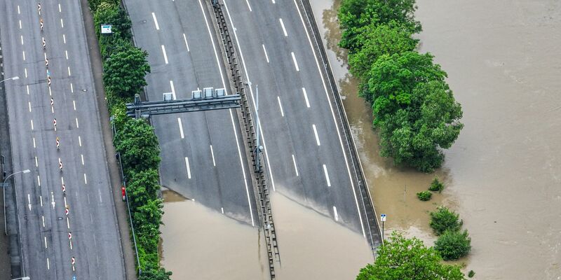 Die Stadtautobahn in Saarbrücken steht unter Wasser. - Foto: Laszlo Pinter/dpa