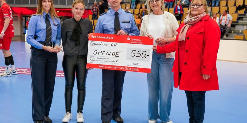 POL-PPRP: Team gegen Häusliche Gewalt - 550 Euro an Frauenhaus gespendet - Foto: presseportal.de