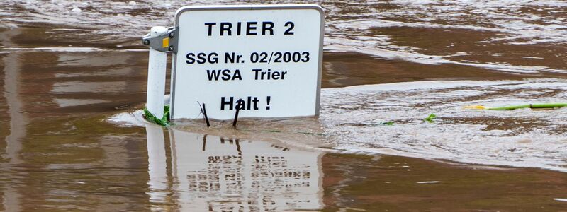 Ein Schild am Schiffsanleger in Trier im Moselhochwasser. - Foto: Andreas Arnold/dpa