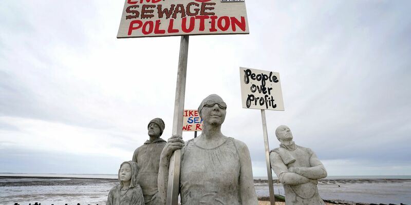 Mit der Kunstinstallation «Sirens of Sewage» von Jason DeCaires Taylor sollen Menschen gewürdigt werden, die sich für den Schutz der Gewässer und der Meeresökologie einsetzen. - Foto: Gareth Fuller/Press Association/dpa