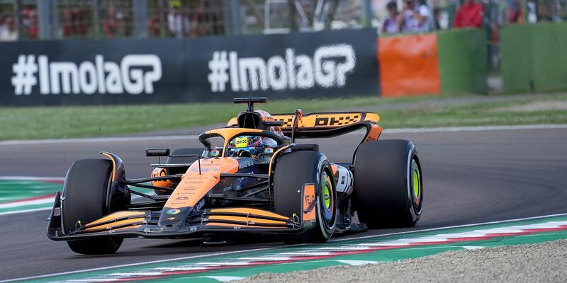 McLaren-Pilot Oscar Piastri fuhr im Abschlusstraining in Imola die schnellste Zeit. - Foto: Hasan Bratic/dpa