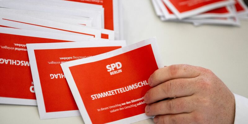Bei der Stichwahl zum SPD-Parteivorsitz traten Martin Hikel und Nicola Böcker-Giannini gegen Kian Niroomand und Jana Bertels an. - Foto: Monika Skolimowska/dpa