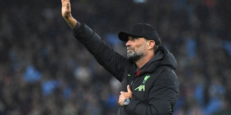 Liverpools Trainer Jürgen Klopp verabschiedet sich von den Fans. - Foto: Rui Vieira/AP
