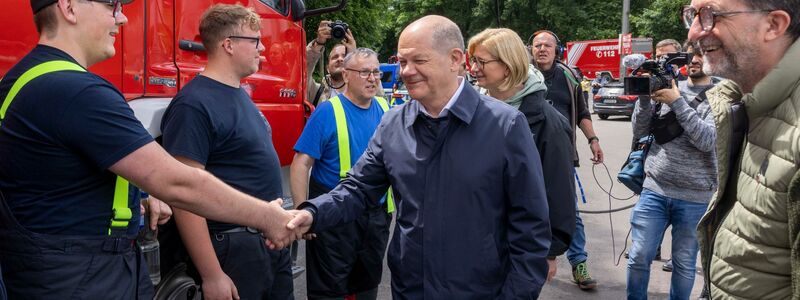 Bundeskanzler Olaf Scholz besucht in Saarbrücken Einsatzkräfte. - Foto: Helmut Fricke/dpa