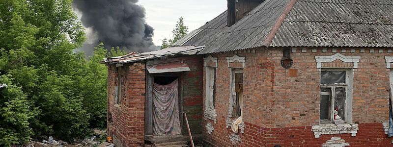 Nach dem Beschuss durch russische Truppen steigt hinter einem Haus in Charkiw eine Rauchsäule auf. - Foto: -/ukrin/dpa