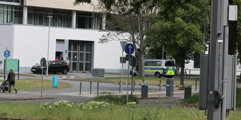 Ein Polizeifahrzeug steht vor dem Klinikum in Erfurt. - Foto: Bodo Schackow/dpa