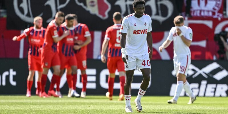 Für den FC hat es nicht zum Klassenerhalt gereicht. Im Hintergrund bejubeln die Heidenheimer eine überzeugende Premierensaison. - Foto: Harry Langer/dpa