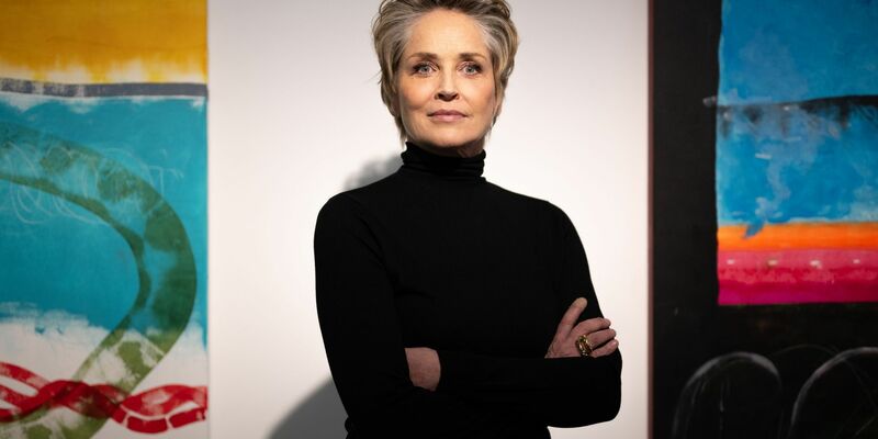 Schauspielerin Sharon Stone im Februar 2024 in einer Galerie in Berlin vor ihren Werken. - Foto: Monika Skolimowska/dpa