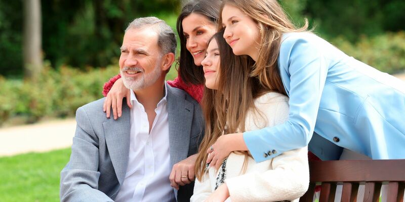 König Felipe VI. und Königin Letizia im Park des Palacio Real in Madrid. - Foto: Casa De S.M. El Rey/EUROPA PRESS/dpa