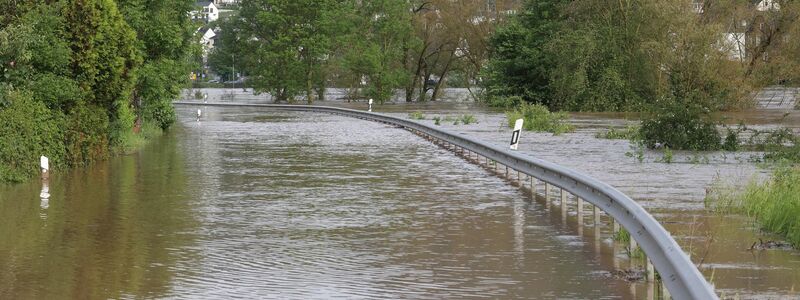 Die überflutete Straße L98 bei Cochem an der Mosel (Rheinland-Pfalz). - Foto: David Young/dpa