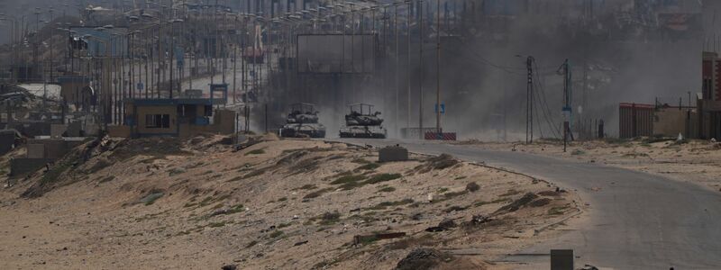 Panzer der israelischen Armee auf einer Straße im zentralen Gazastreifen. - Foto: Abdel Kareem Hana/AP/dpa