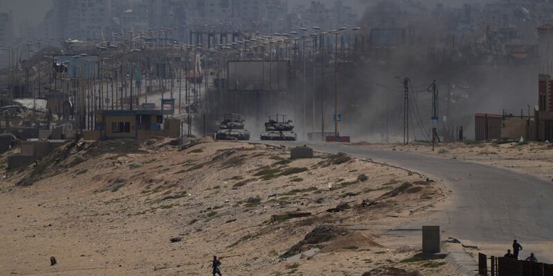 Berichten zufolge möchte Israels Ministerpräsident Netanjahu nunmehr den ganzen Gazastreifen einnehmen.  - Foto: Abdel Kareem Hana/AP/dpa