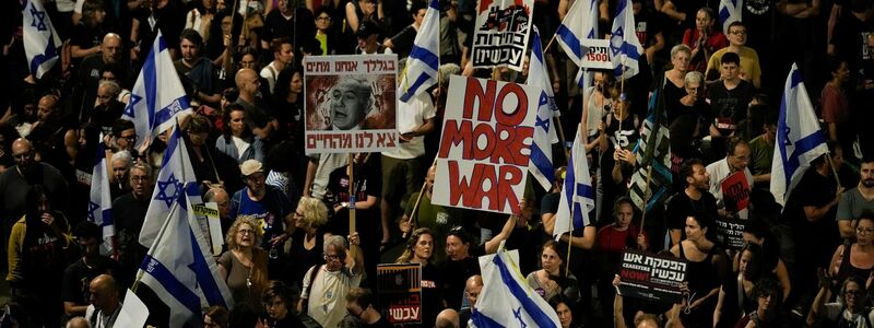 Menschen protestieren gegen die Regierung des israelischen Premierministers Netanjahu und fordern die Freilassung der Geiseln. - Foto: Leo Correa/AP/dpa