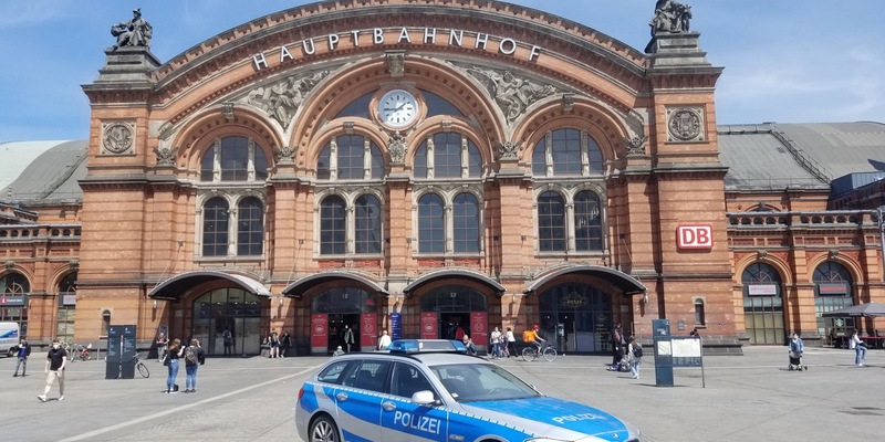 BPOL-HB: Einsatz anlässlich der An- und Abreisen zur Fußballbegegnung in der 1. Bundesliga Werder Bremen gegen VFL Bochum. Dabei erstmals gemeinsamer Einsatzabschnitt von Polizei und Bundespolizei in Bremen. - Foto: presseportal.de