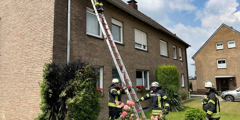 FFW Schwalmtal: Flämmarbeiten setzen Hecke in Brand - Foto: presseportal.de