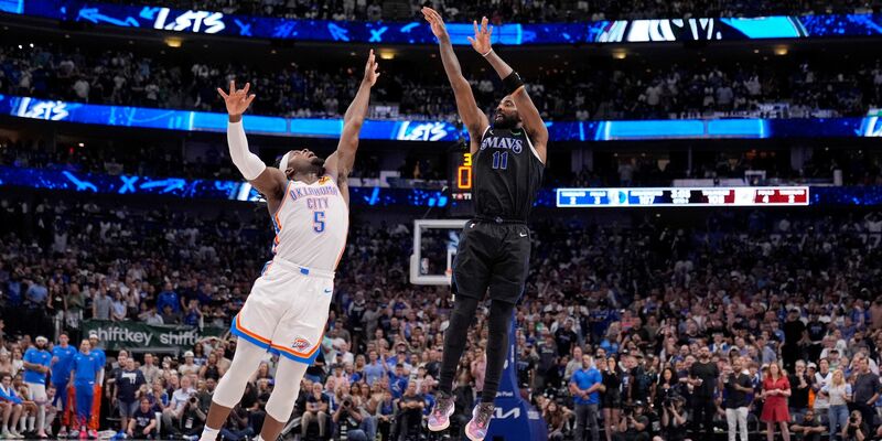 Oklahomas Luguentz Dort (5) kann den Wurf von Mavericks-Guard Kyrie Irving nicht verhindern. - Foto: Tony Gutierrez/AP