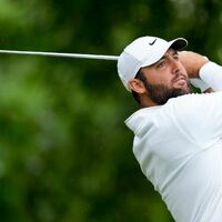 Der US-Amerikaner Scottie Scheffler beobachtet seinen Abschlag am elften Loch. - Foto: Jeff Roberson/AP/dpa