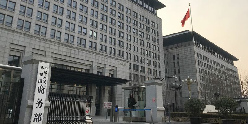 Das chinesische Handelsministerium hat bekanntgegeben, dass es Anti-Dumping-Untersuchungen gegen bestimmte Chemikalien aus der EU, den USA, Japan und Taiwan durchführen werde. - Foto: Oliver Zhang/AP/dpa