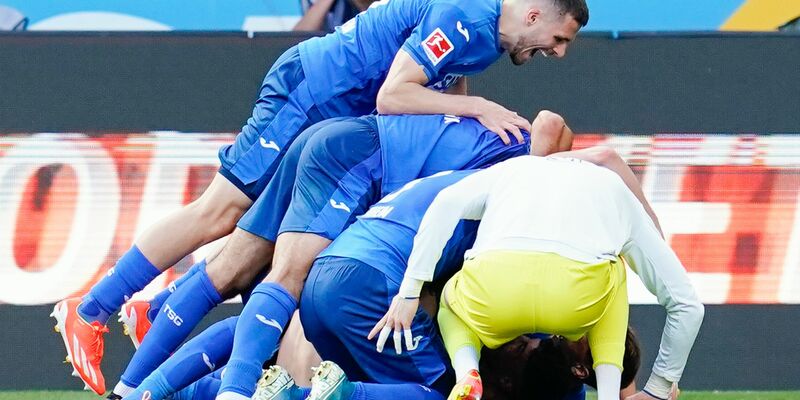 Hoffenheims Mannschaft jubelt über das Tor zum 4:2 gegen den FC Bayern München. - Foto: Uwe Anspach/dpa