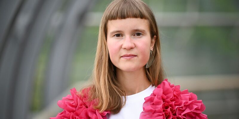 Caroline Wahl legt ihren neuen Roman «Windstärke 17» vor. - Foto: Jens Kalaene/dpa