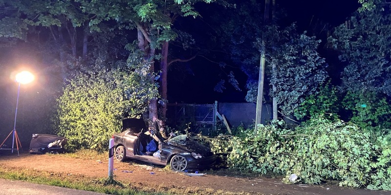 FW Alpen: Schwerer Verkehrsunfall, eine Person eingeklemmt - Foto: presseportal.de