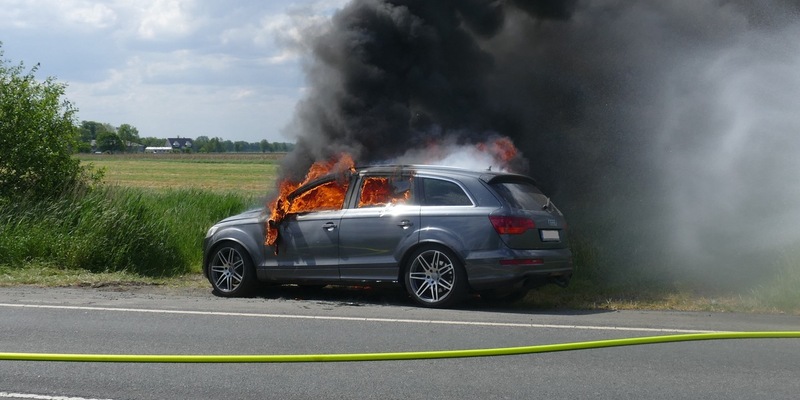 POL-CUX: Brand eines PKW - Foto: presseportal.de