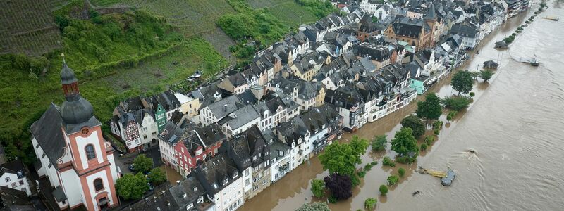 Große Teile der Altstadt von Zell an der Mosel stehen unter Wasser. - Foto: Thomas Frey/dpa