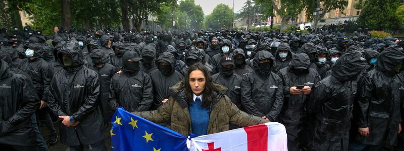 Trotz umfangreicher Proteste in Georgien, hat das georgische Parlament ein umstrittenes Gesetz, das ausländischen Einfluss auf die Zivilgesellschaft beschneiden soll, verabschiedet. - Foto: Zurab Tsertsvadze/AP/dpa