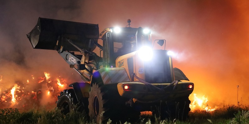 FW Hambühren: Strohmiete mit rund 100 Ballen brennt bei aktuell hoher Waldbrandgefahr mitten in Waldgebiet nieder / Stundenlanger Löscheinsatz mit schwerem Gerät verhindert Übergreifen des Brandes - Foto: presseportal.de