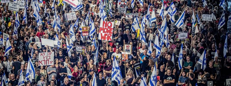 Eine Demonstration von Regierungsgegnern in Tel Aviv.. - Foto: Eyal Warshavsky/SOPA Images via ZUMA Press Wire/dpa