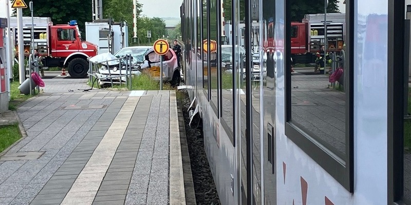 BPOL-KL: PKW am Bahnübergang vom Zug erfasst - Fahrerin wird verletzt - Foto: presseportal.de
