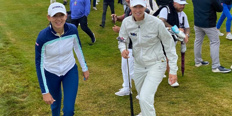 Die Österreicherin Emma Spitz (l) und die Deutsche Alexandra Försterling auf dem Weg zum 12. Abschlag. - Foto: Marc Möller/dpa