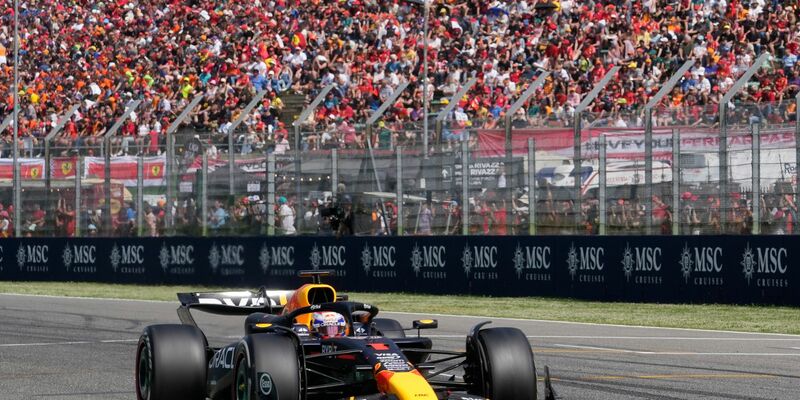 Red-Bull-Pilot Max Verstappen hat auch den Großen Preis von Imola gewonnen. - Foto: Antonio Calanni/AP