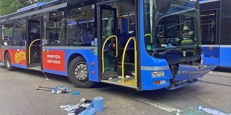 FW-M: Schwerer Unfall zwischen Tram und Bus (Neuhausen) - Foto: presseportal.de