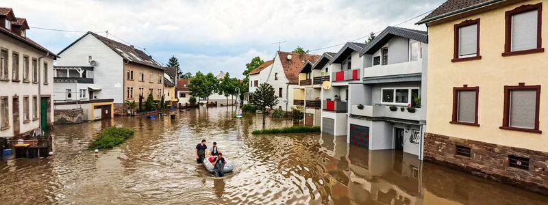 Einsatzkräfte der Freiwilligen Feuerwehr von Kleinblittersdorf sind mit dem Schlauchboot unterwegs. - Foto: Andreas Arnold/dpa