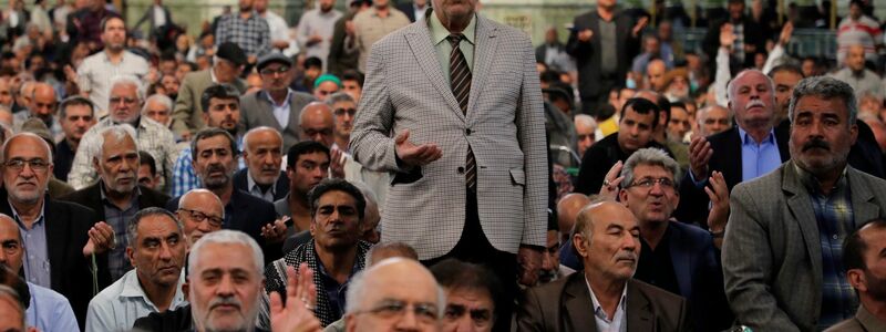 Zahlreiche Menschen beten für Präsident Ebrahim Raisi am Imam-Reza-Schrein in der Stadt Mashhad. - Foto: Mohammad Hasan Salavati/Shahrara Daily/AP