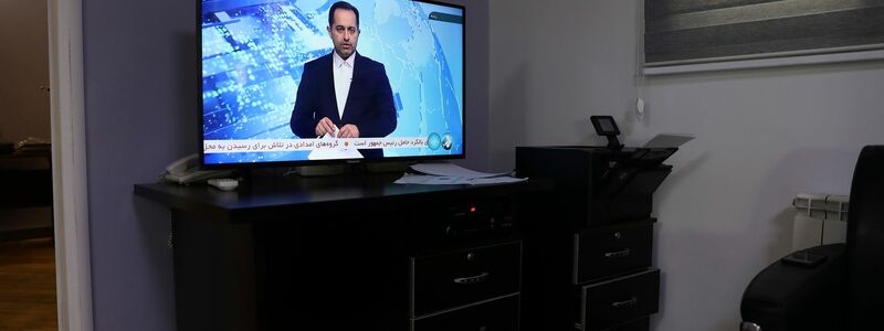 Ein Sprecher des iranischen Staatsfernsehens informiert über den Helikopterunfall. - Foto: Vahid Salemi/AP