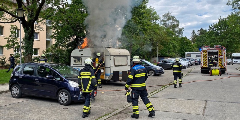 FW-M: Mann bei Wohnwagenbrand verletzt (Harthof) - Foto: presseportal.de