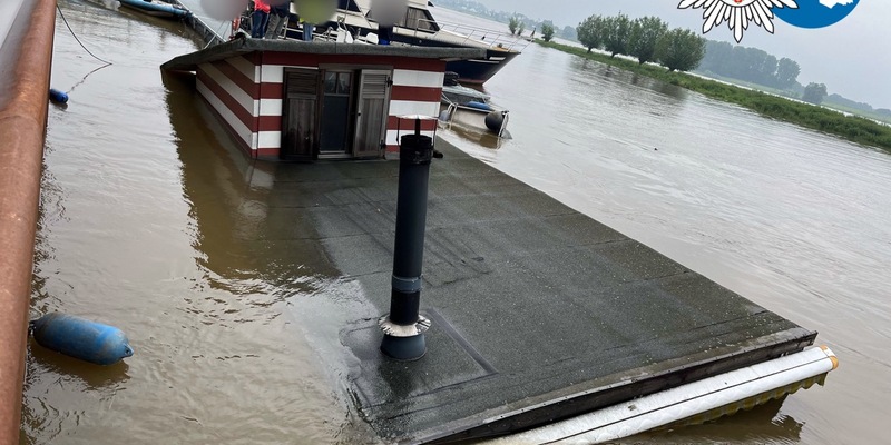 POL-DU: Leverkusen/Duisburg: Hausboot gesunken - niemand verletzt - Foto: presseportal.de