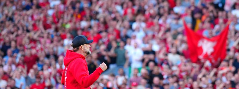 Jürgen Klopp verabschiedet sich nach dem Spiel von den Fans. - Foto: Jon Super/AP