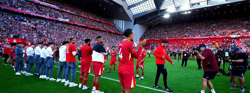 Die Spieler stehen bei der Verabschiedung nach dem Spiel Spalier. - Foto: Peter Byrne/PA Wire/dpa