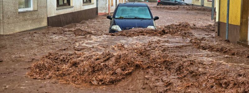 In Kirn ist es zu Überflutungen und Erdrutschen gekommen. - Foto: Sebastian Schmitt/dpa