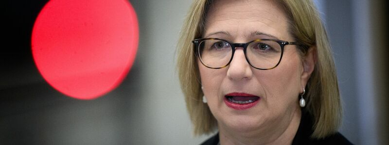 Die Hochwasserlage in Saarbrücken forderte ein Todesopfer - Ministerpräsidentin Anke Rehlinger reagierte bestürzt. - Foto: Bernd von Jutrczenka/dpa