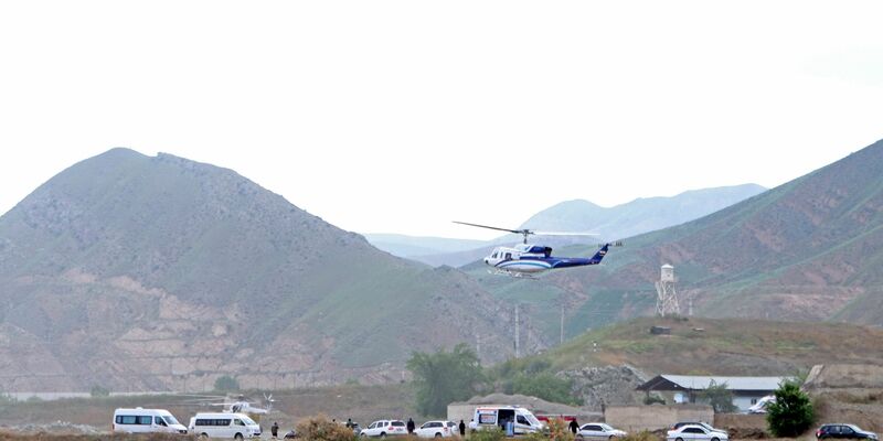 Raisi war zusammen mit Außenminister Amirabdollahian auf der Rückreise von einem Treffen mit dem Präsidenten des Aserbaidschan, als ihre Maschine vom Radar verschwand. - Foto: Ali Hamed Haghdoust/IRNA/AP
