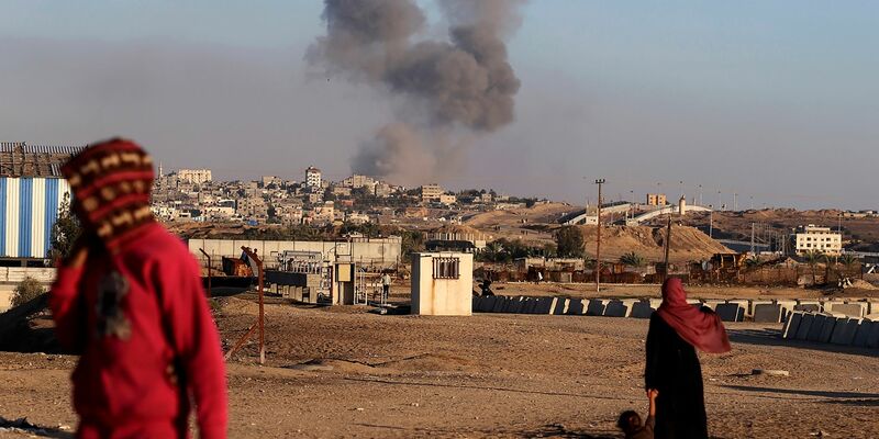 Rauch über Rafah: Israels Führung will nach eigenen Angaben die letzten dort vermuteten Bataillone der Hamas zerschlagen. - Foto: Ramez Habboub/AP